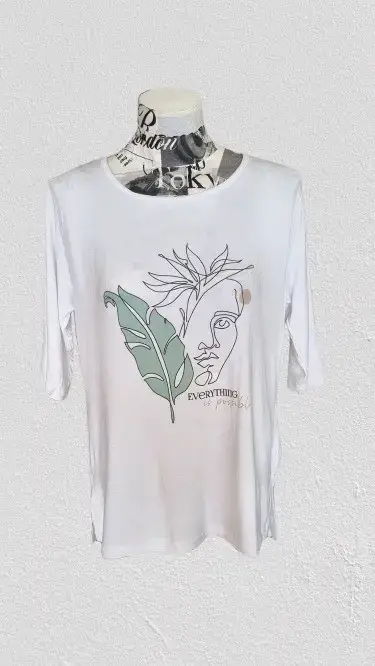 Polera blanca con diseño artístico de hojas - miniatura 1