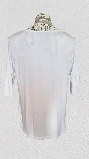 Polera blanca con diseño artístico de hojas - 2