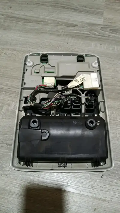 Consola de techo para auto con luces y controles - miniatura 3