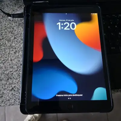 iPad 7ma con funda protectora y lápiz táctil - miniatura 1