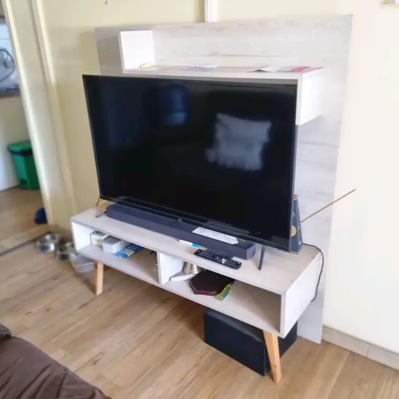 Mueble para TV de madera con estante - 1