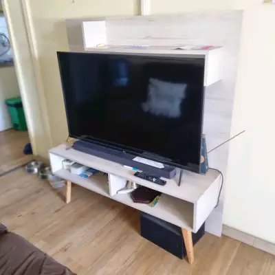 Mueble para TV de madera con estante - miniatura 1