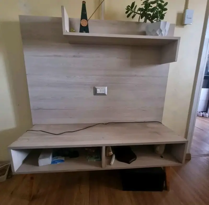 Mueble para TV de madera con estante - 2