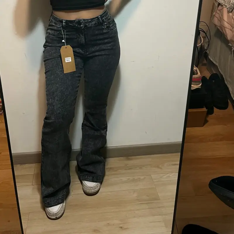 Jeans acampanados negros para mujer - 1