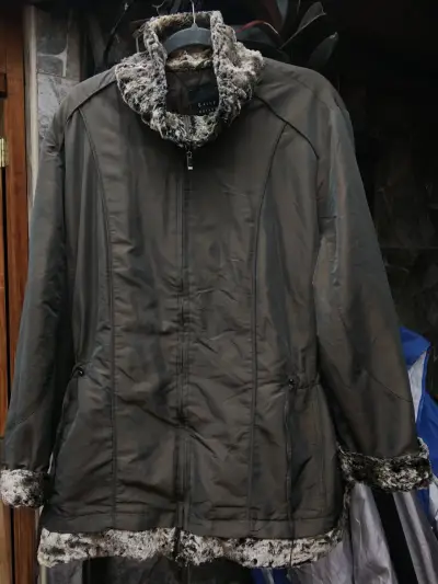 Chaqueta de invierno con forro de piel sintética - miniatura 2