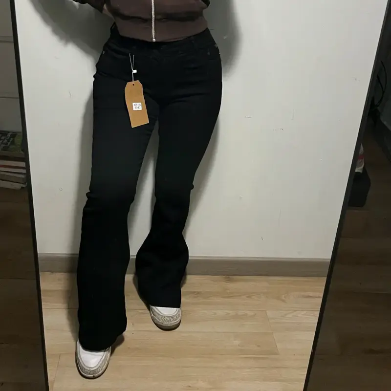 Pantalones acampanados negros para mujer - 1