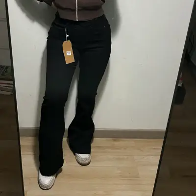 Pantalones acampanados negros para mujer - miniatura 1