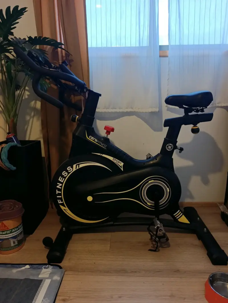 Bicicleta estática indoor negra para fitness - 1