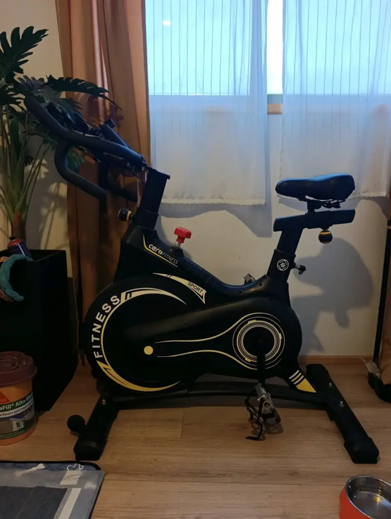 Bicicleta estática indoor negra para fitness - 2