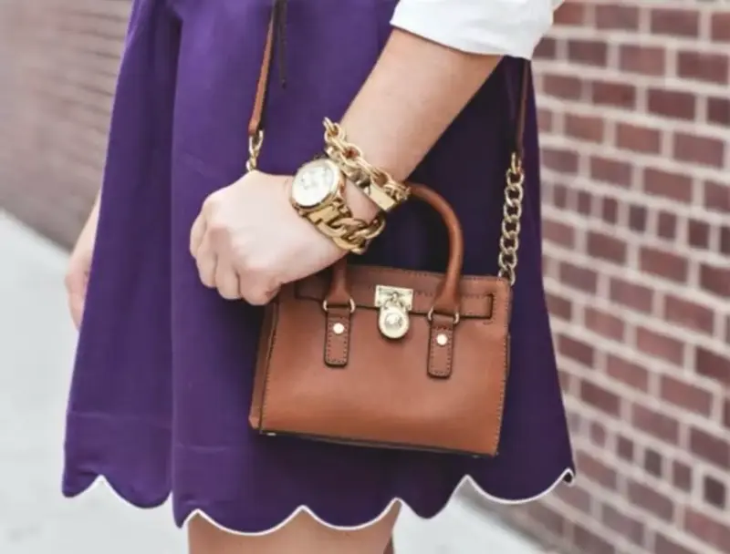 Mini cartera de cuero marrón con cadena dorada - 1