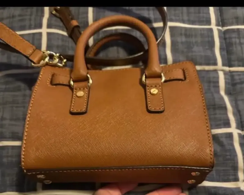 Mini cartera de cuero marrón con cadena dorada - 2