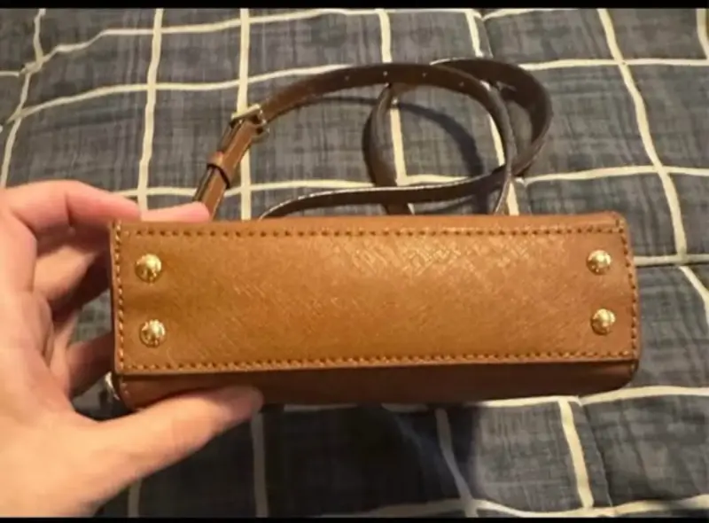 Mini cartera de cuero marrón con cadena dorada - 3