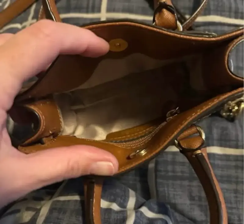 Mini cartera de cuero marrón con cadena dorada - 4