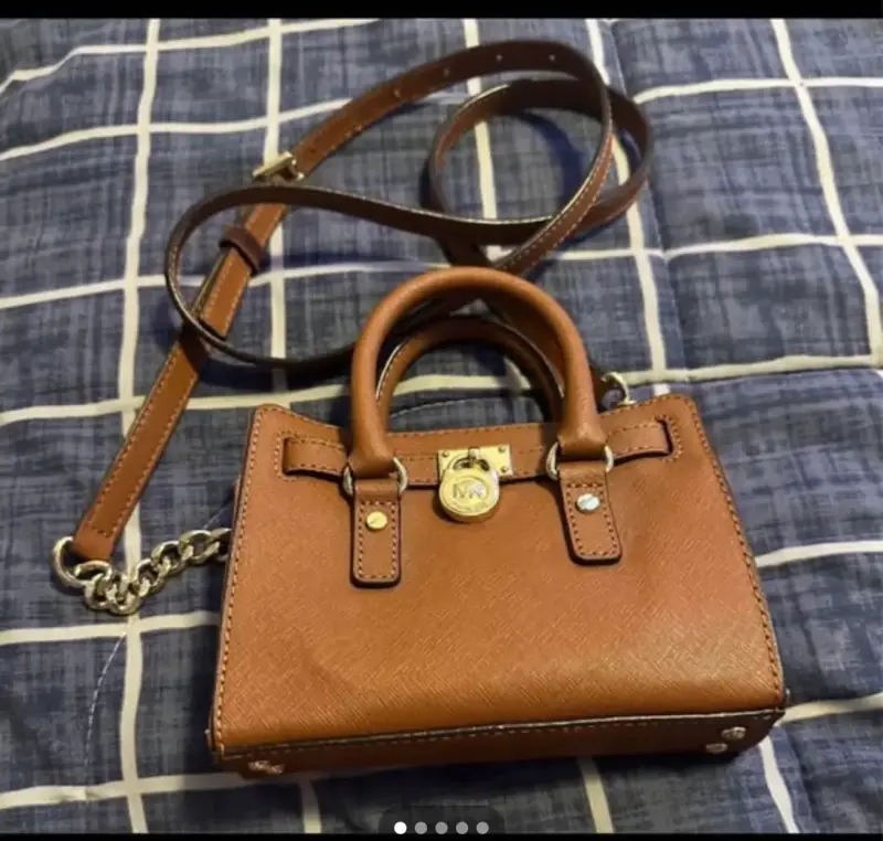 Mini cartera de cuero marrón con cadena dorada - 5