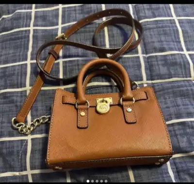 Mini cartera de cuero marrón con cadena dorada - miniatura 5