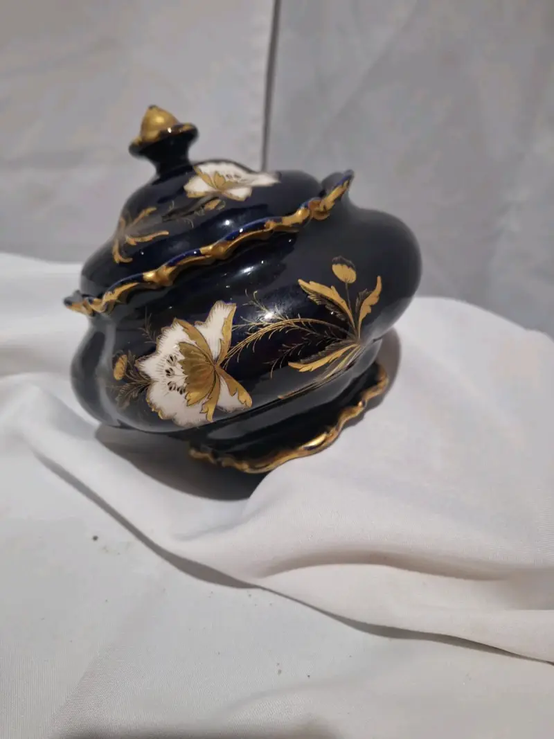 Adorno porcelana alemana  con diseño floral dorado