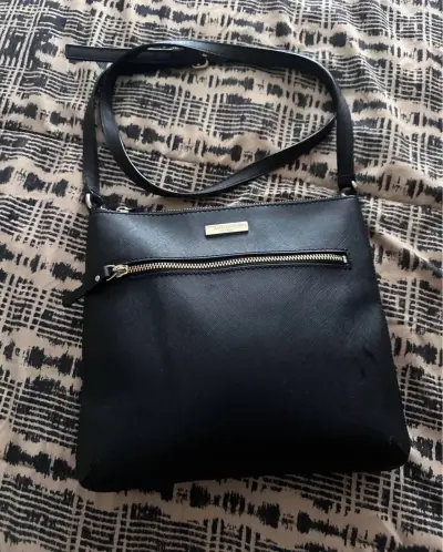 Cartera negra de cuero sintético con cierre - miniatura 1