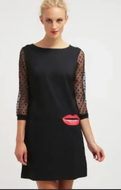 Vestido negro con mangas de tul y diseño de labios - miniatura 1