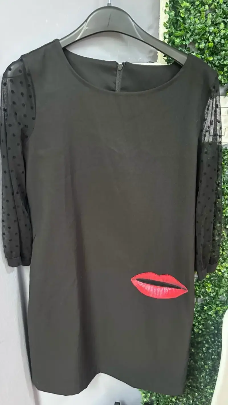 Vestido negro con mangas de tul y diseño de labios - 2