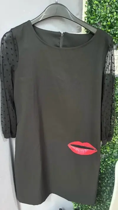 Vestido negro con mangas de tul y diseño de labios - miniatura 2