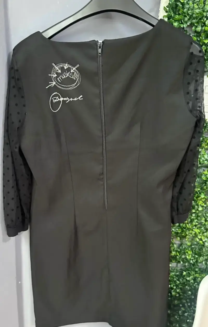 Vestido negro con mangas de tul y diseño de labios - 3