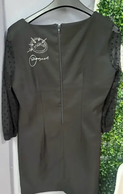 Vestido negro con mangas de tul y diseño de labios - miniatura 3