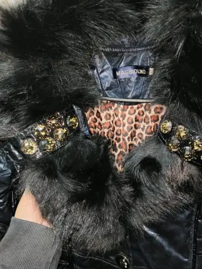 Abrigo de mujer con cuello de piel sintética - miniatura 2