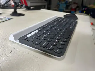 Teclado inalámbrico Logitech con soporte para dispositivos - miniatura 1