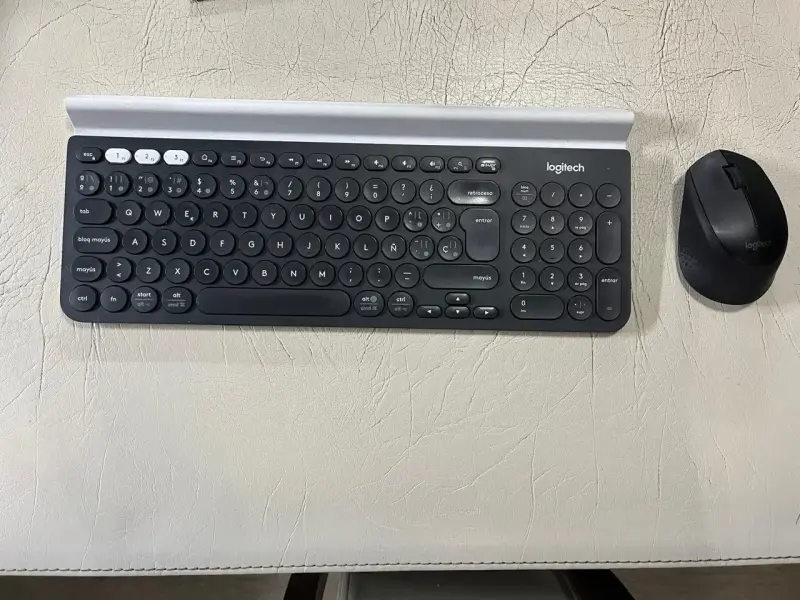 Teclado inalámbrico Logitech con soporte para dispositivos - 2