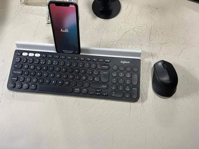 Teclado inalámbrico Logitech con soporte para dispositivos - 4