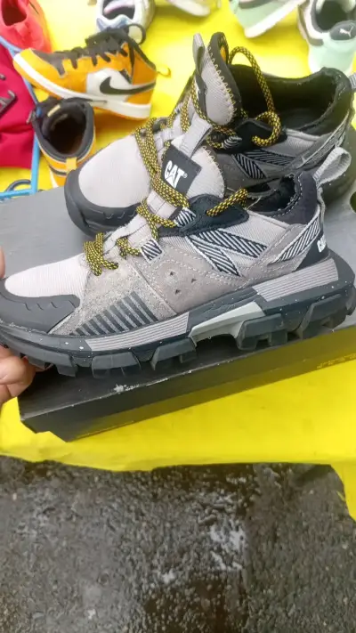 Zapatillas CAT grises para hombre - miniatura 1