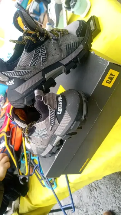 Zapatillas CAT grises para hombre - miniatura 2