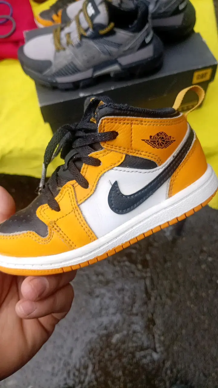 Zapatillas Nike Air Jordan para niños color amarillo y negro - 1