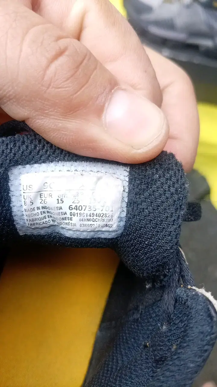 Zapatillas Nike Air Jordan para niños color amarillo y negro - 2