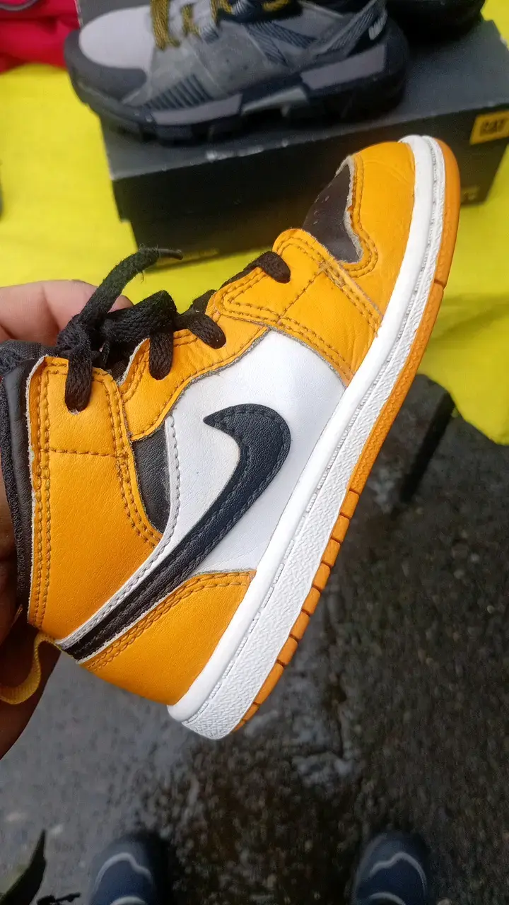 Zapatillas Nike Air Jordan para niños color amarillo y negro - 3