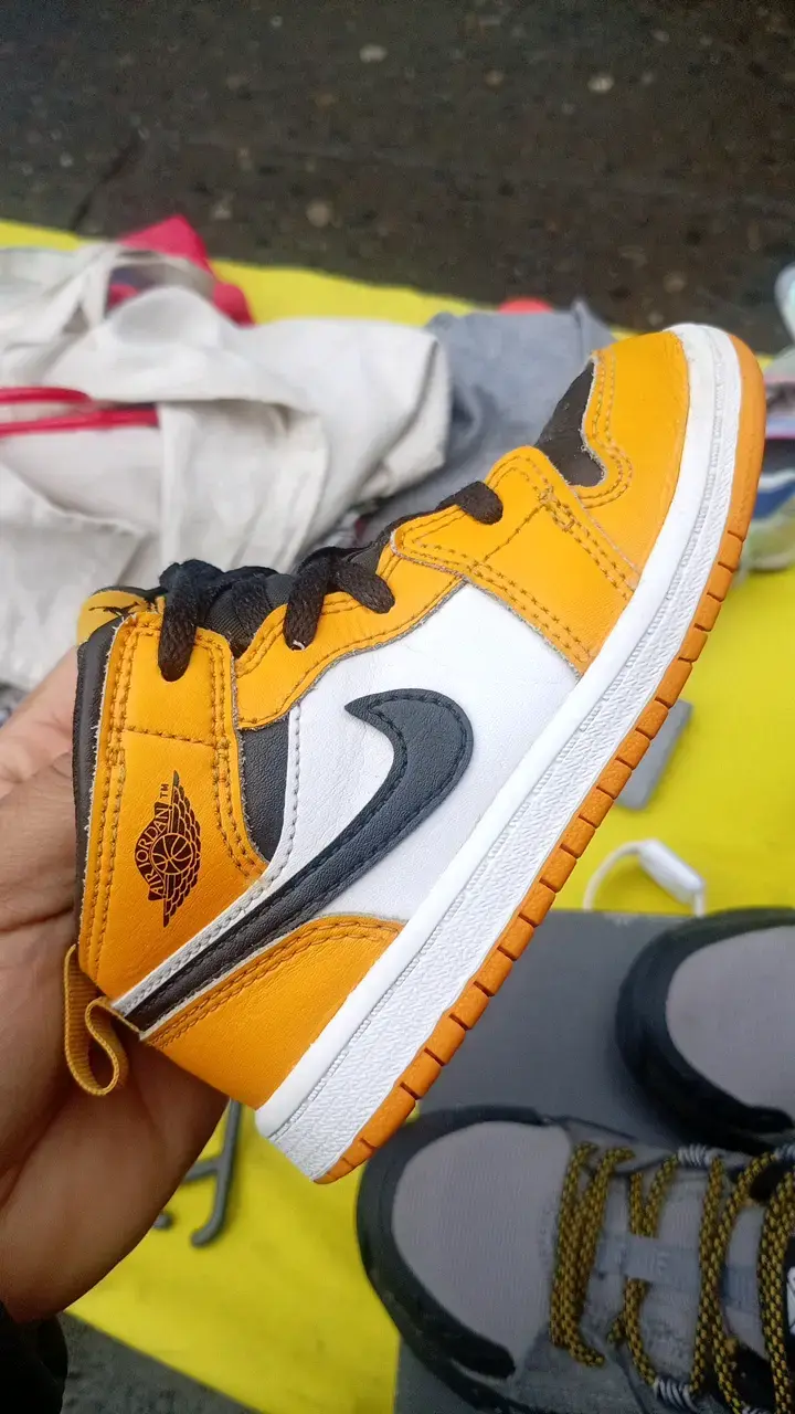 Zapatillas Nike Air Jordan para niños color amarillo y negro - 4