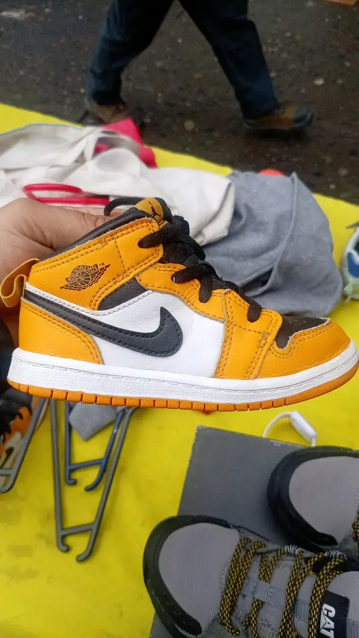 Zapatillas Nike Air Jordan para niños color amarillo y negro - 5