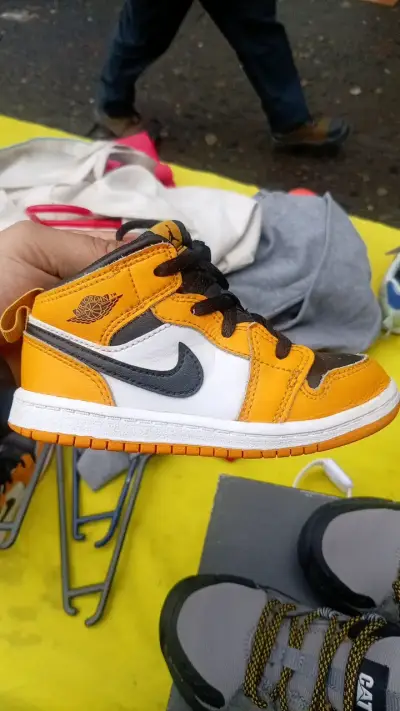 Zapatillas Nike Air Jordan para niños color amarillo y negro - miniatura 5