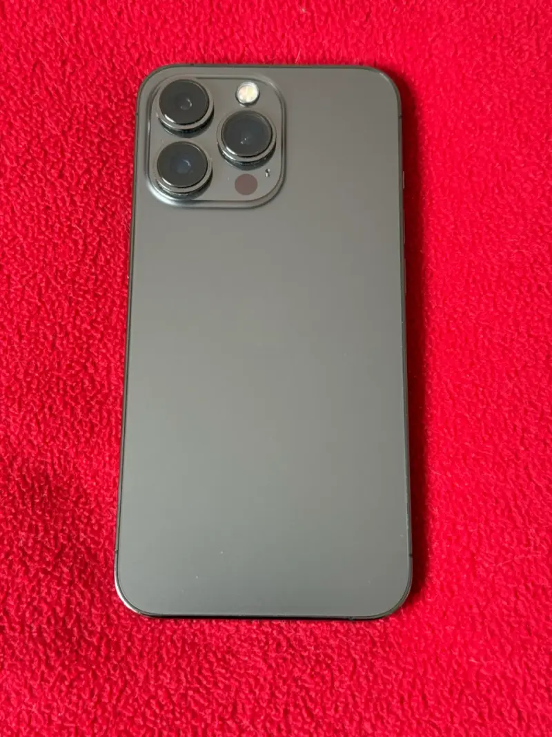 iPhone 13 Pro con funda y cable - 2