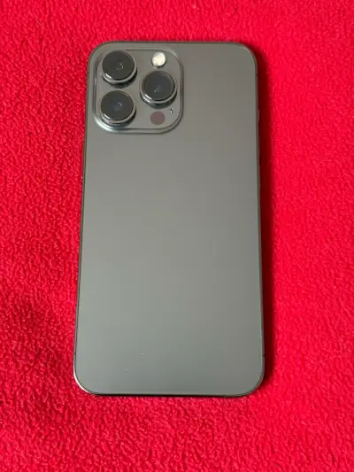 iPhone 13 Pro  con funda y cable - miniatura 2