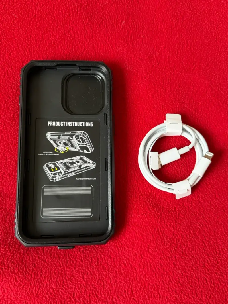 iPhone 13 Pro con funda y cable - 3