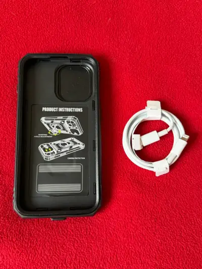iPhone 13 Pro  con funda y cable - miniatura 3