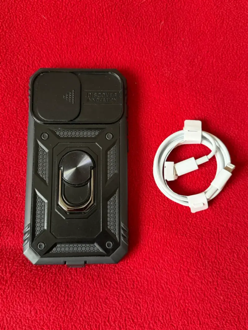iPhone 13 Pro con funda y cable - 4