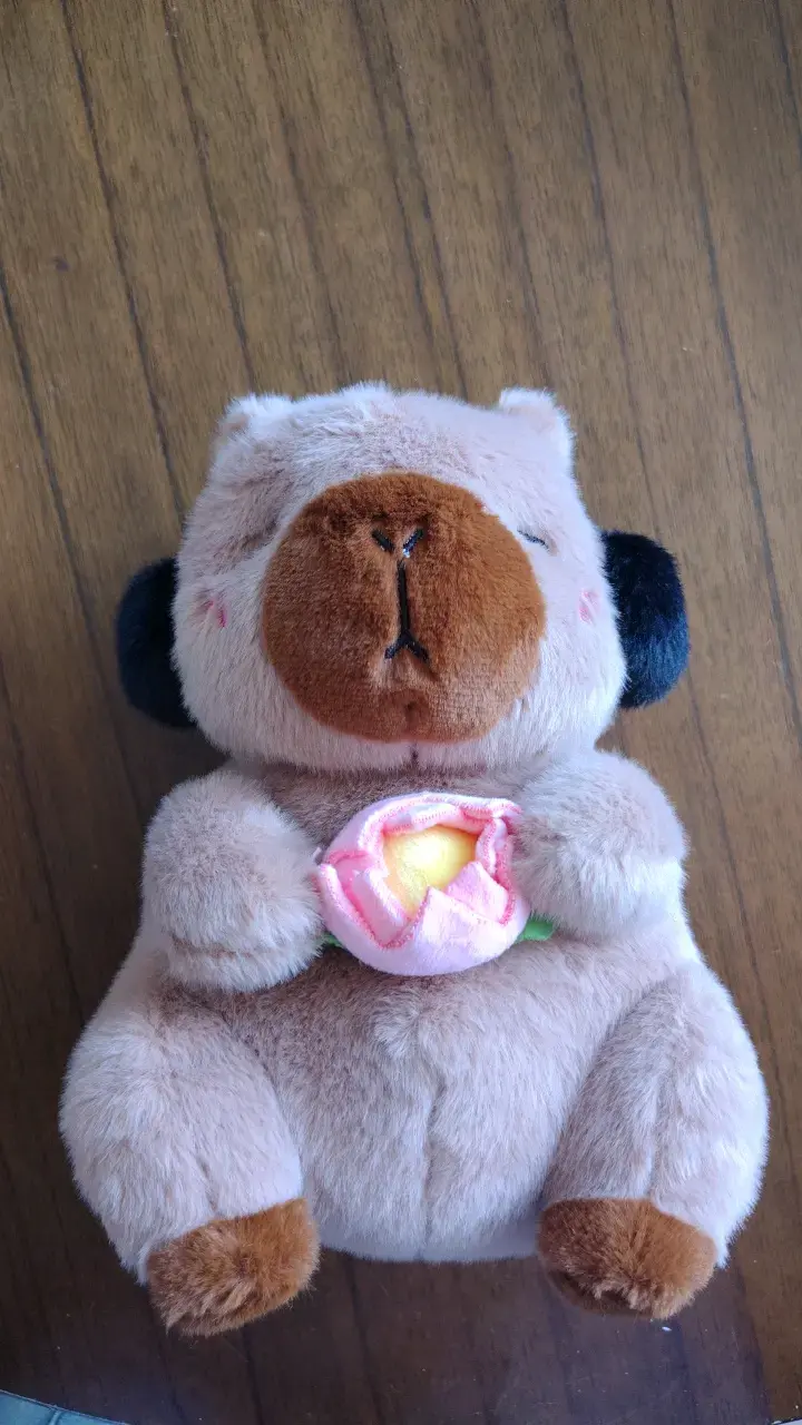 Peluche de capibara con flor suave y tierno