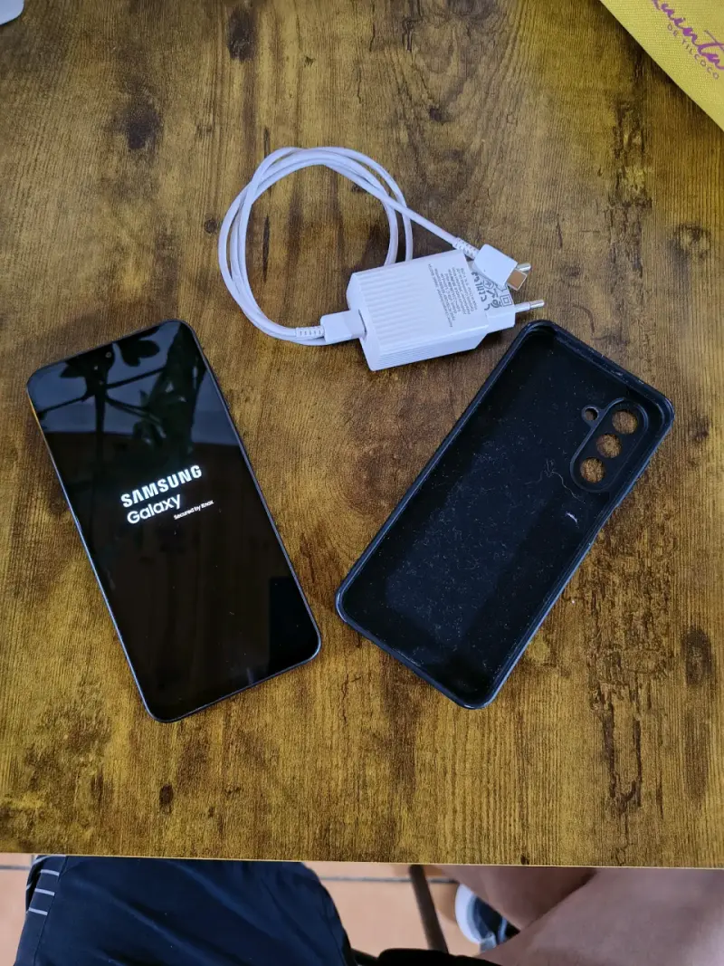 Samsung Galaxy con cargador y funda - 1