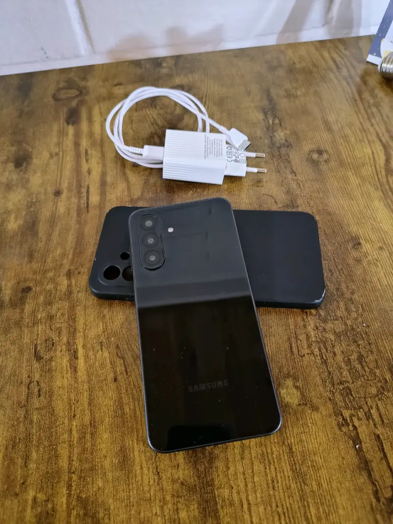 Samsung Galaxy con cargador y funda - 3