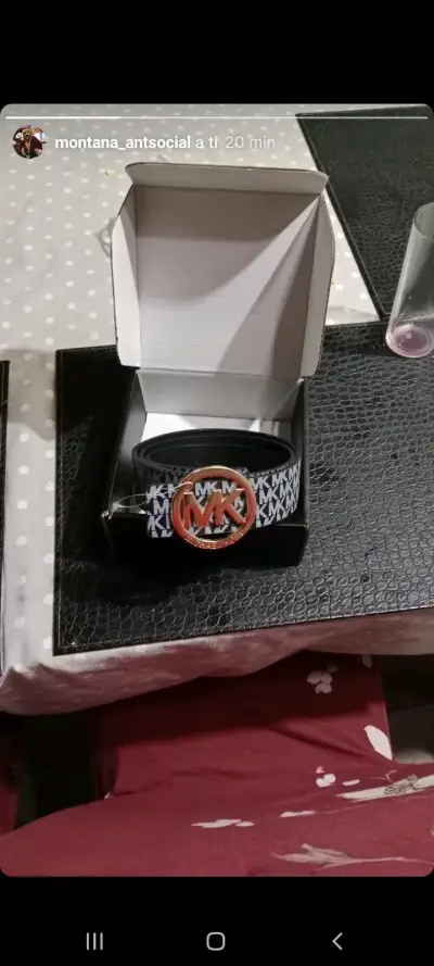 Cinturón de cuero negro con hebilla dorada MK - miniatura 1