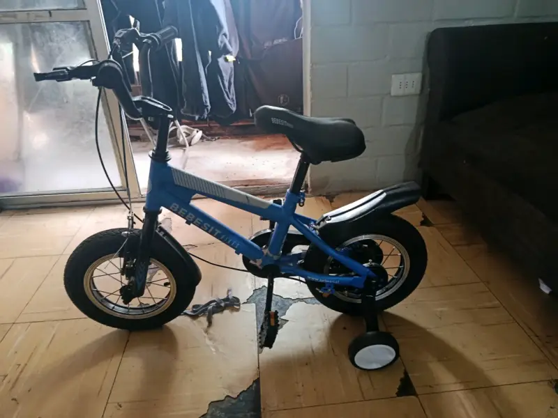 Bicicleta infantil azul con ruedas de entrenamiento Bebesit - 1