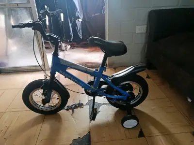 Bicicleta infantil azul con ruedas de entrenamiento Bebesit - miniatura 1