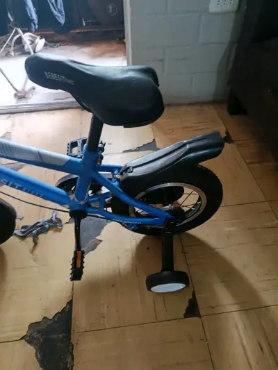 Bicicleta infantil azul con ruedas de entrenamiento Bebesit - miniatura 3